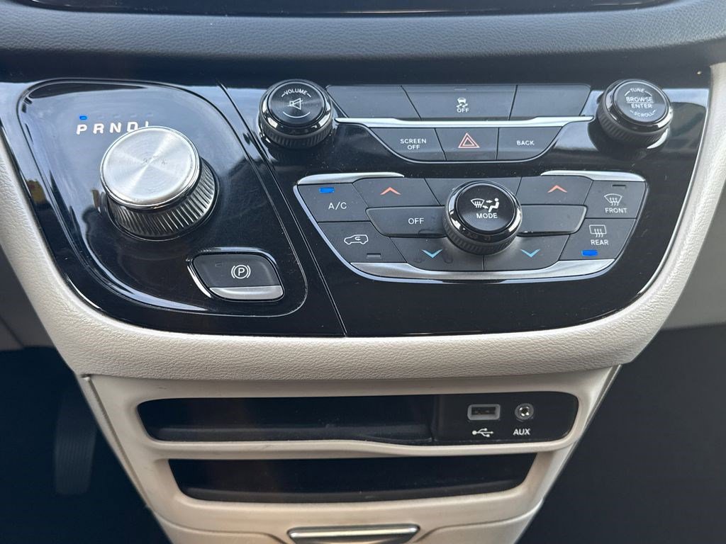 Used 2017 Chrysler Pacifica LX image 32