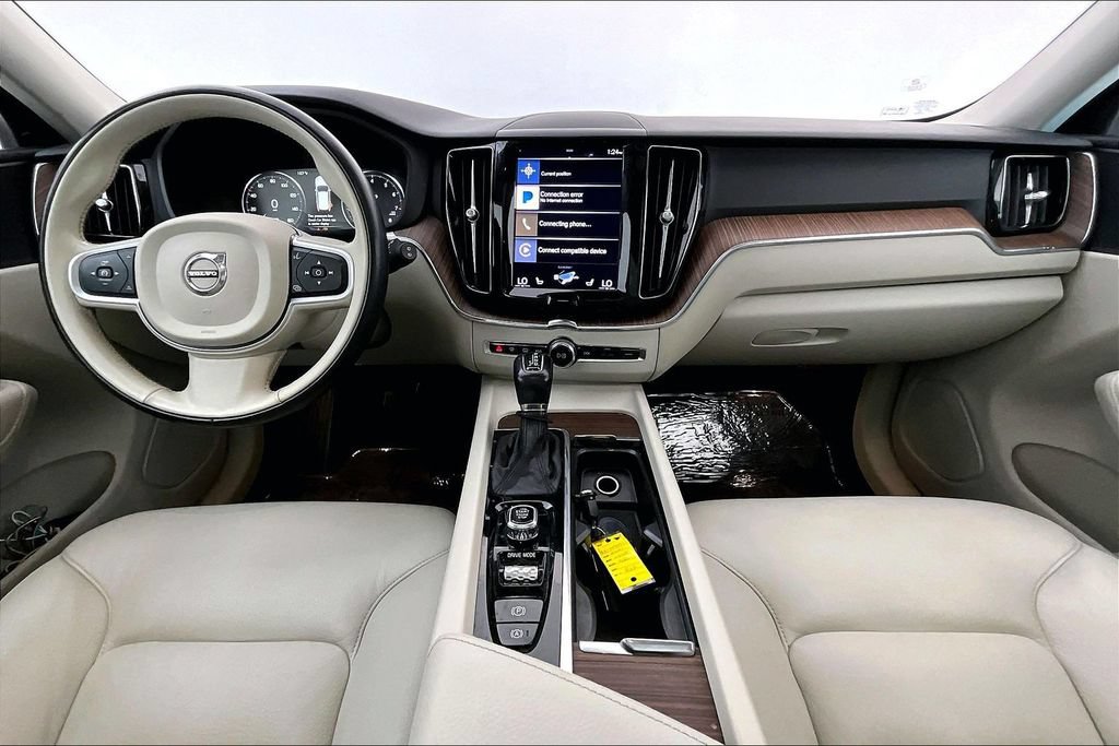 Used 2021 Volvo XC60 T6 Momentum AWD/4WD image 19