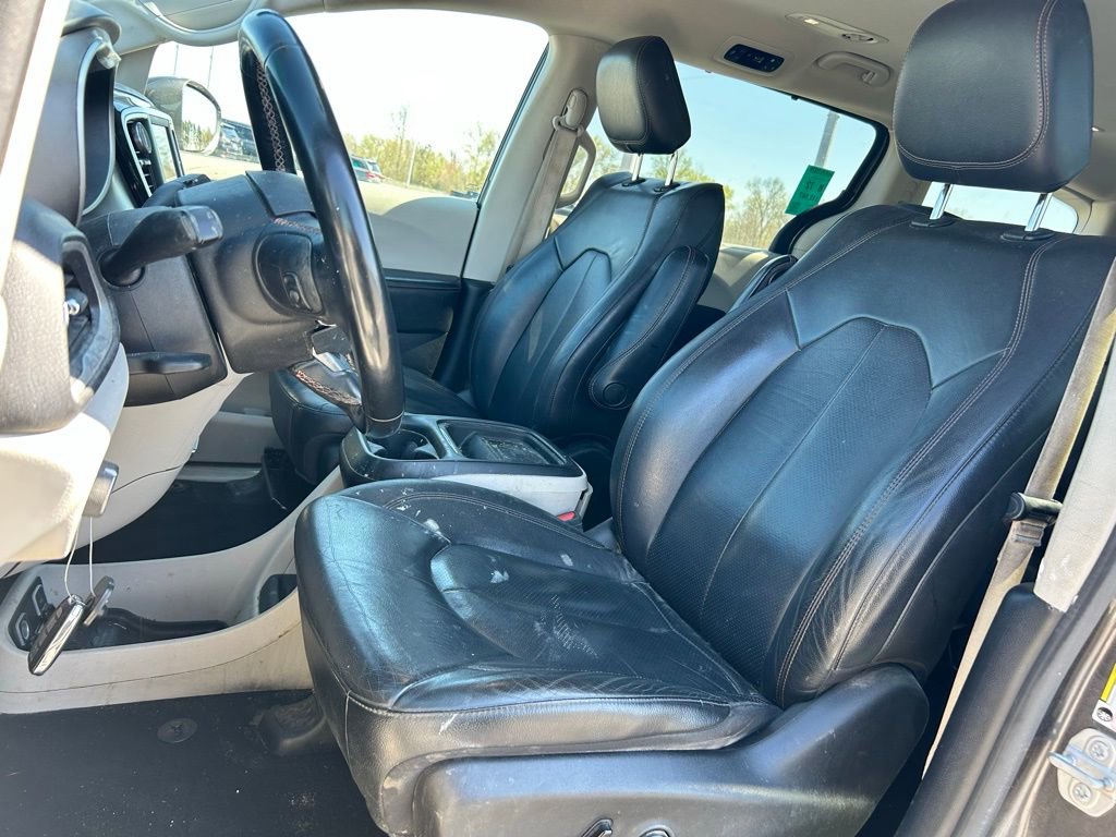 Used 2020 Chrysler Pacifica Touring-L FWD image 12