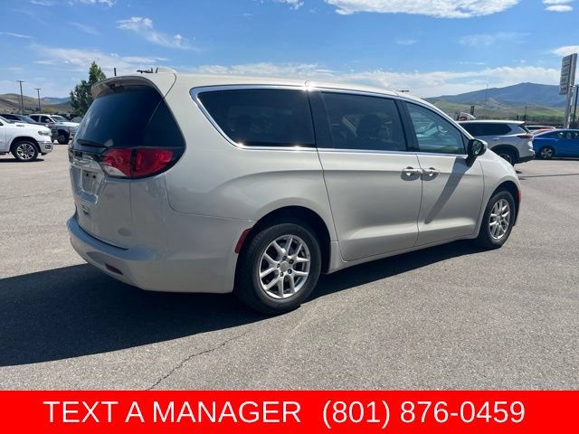 Used 2017 Chrysler Pacifica Touring FWD image 3