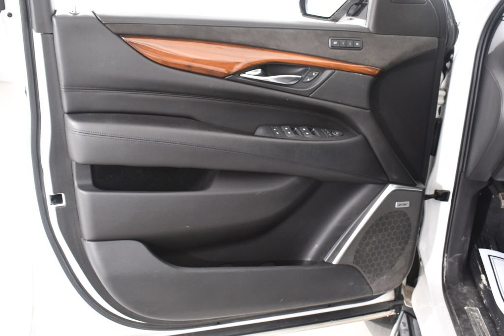 Used 2018 Cadillac Escalade Luxury AWD/4WD image 24