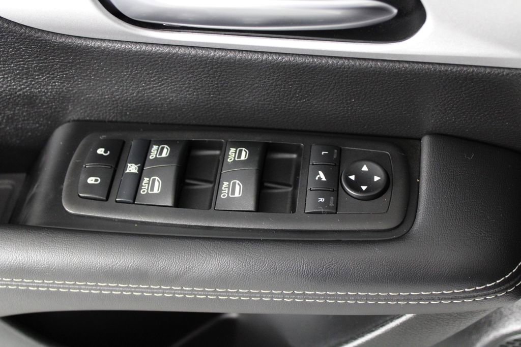 Used 2025 Chrysler Pacifica Limited image 23