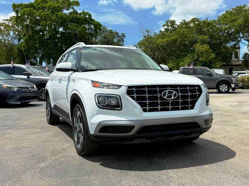 Used 2023 Hyundai Venue SEL FWD image 3