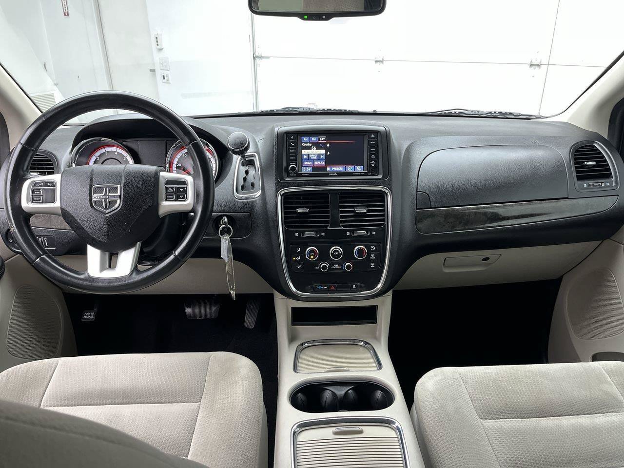 Used 2016 Dodge Grand Caravan SXT w/ UConnect Hands-Free Group FWD image 4