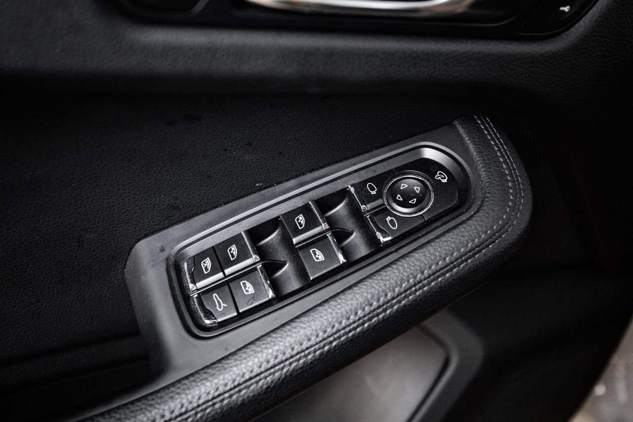 Certified 2023 Porsche Macan AWD/4WD image 22