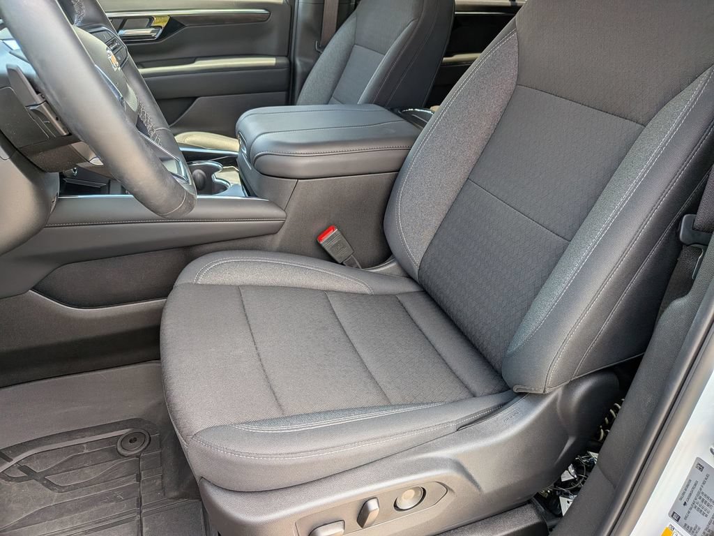 Used 2026 Chevrolet Suburban LS RWD image 33