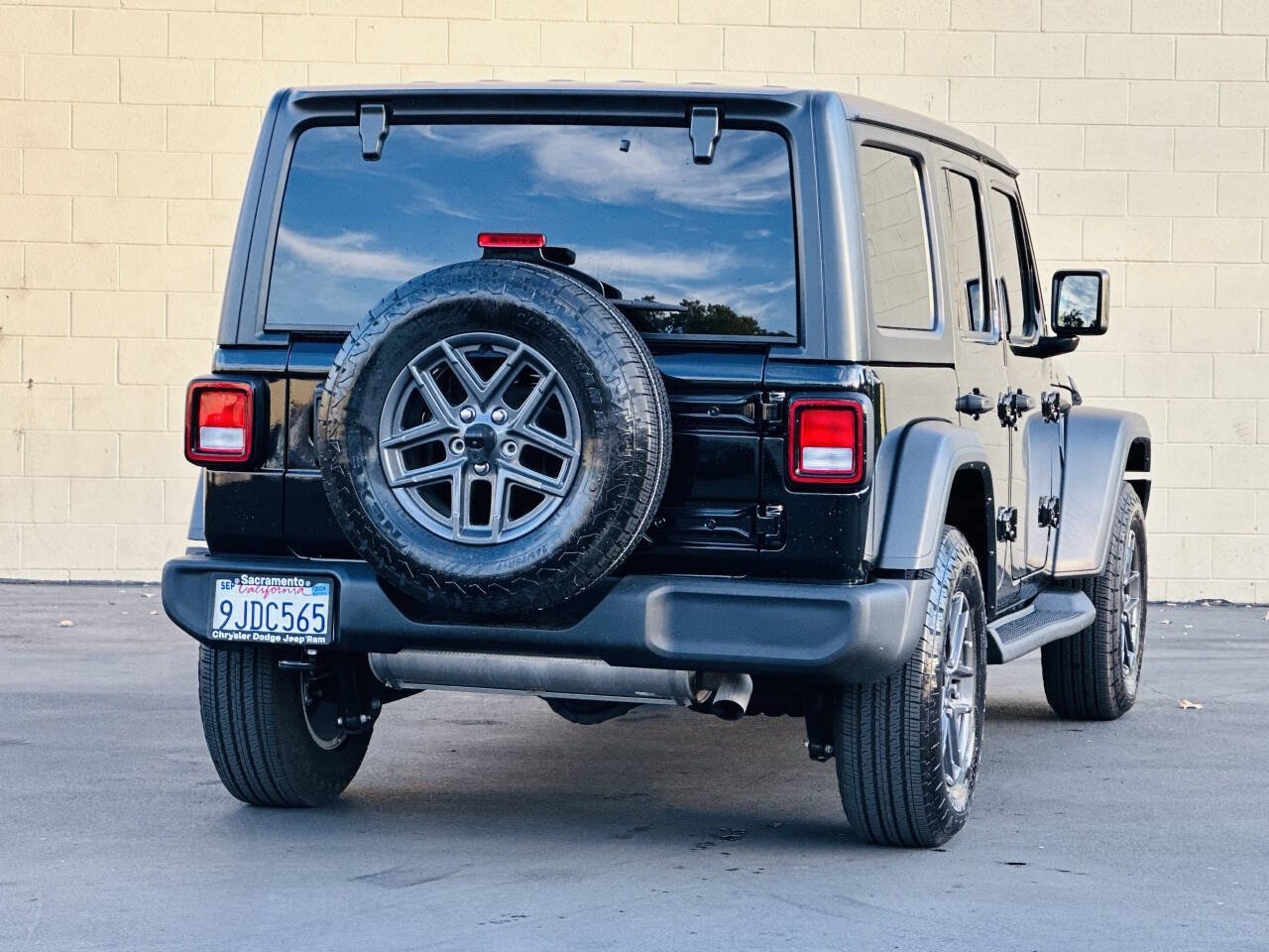 Used 2024 Jeep Wrangler Unlimited Sport AWD/4WD image 10