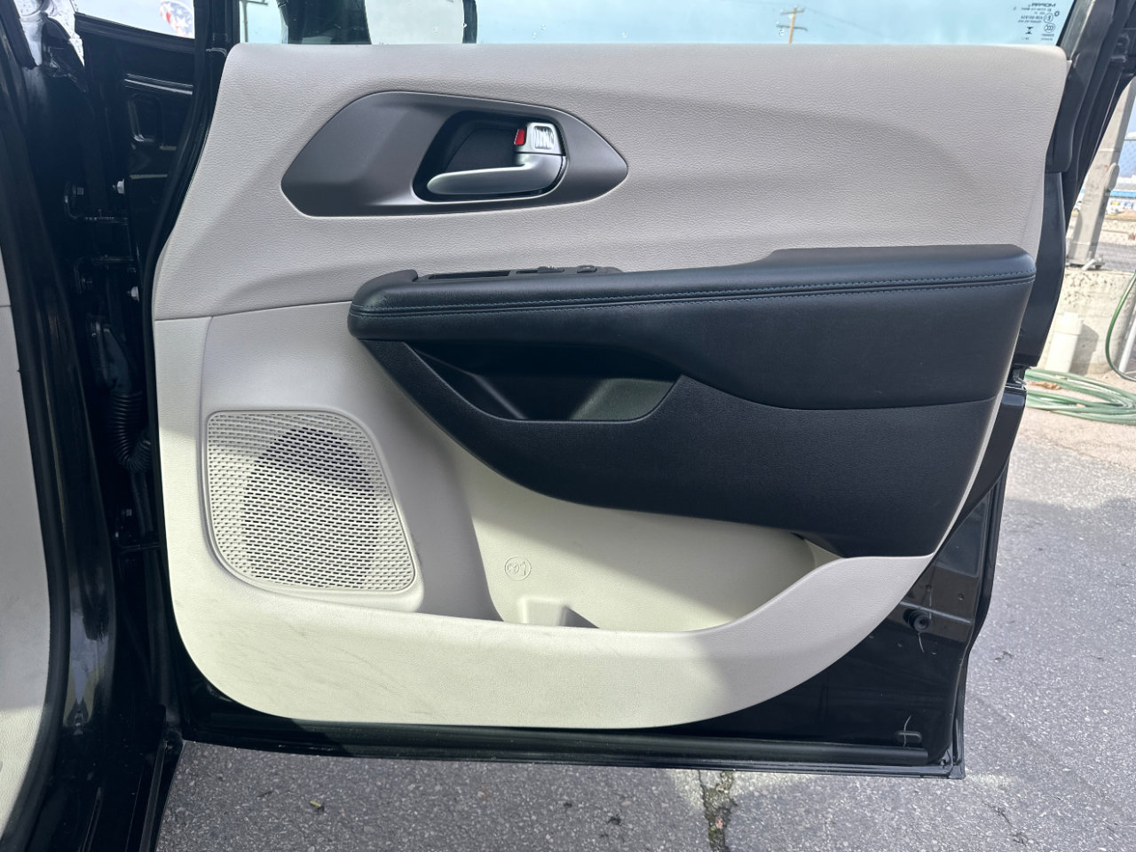 Used 2021 Chrysler Pacifica Touring-L image 15