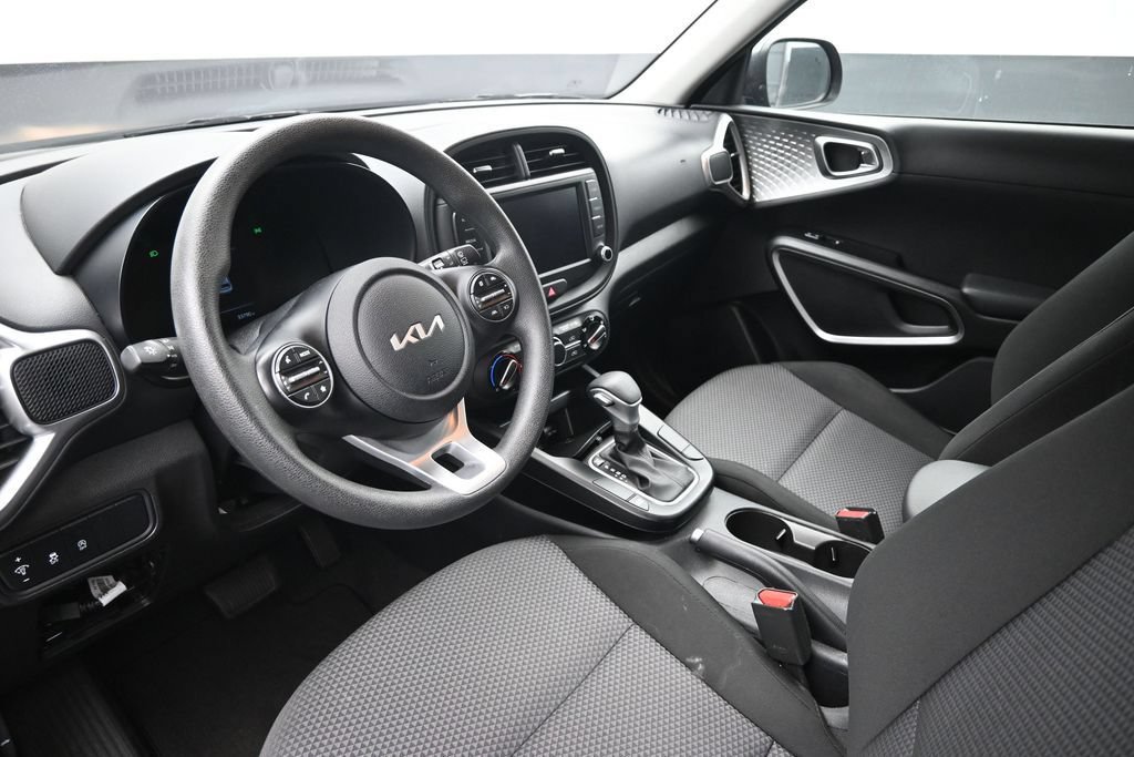 Used 2025 Kia Soul LX w/ LX Technology Package FWD image 18