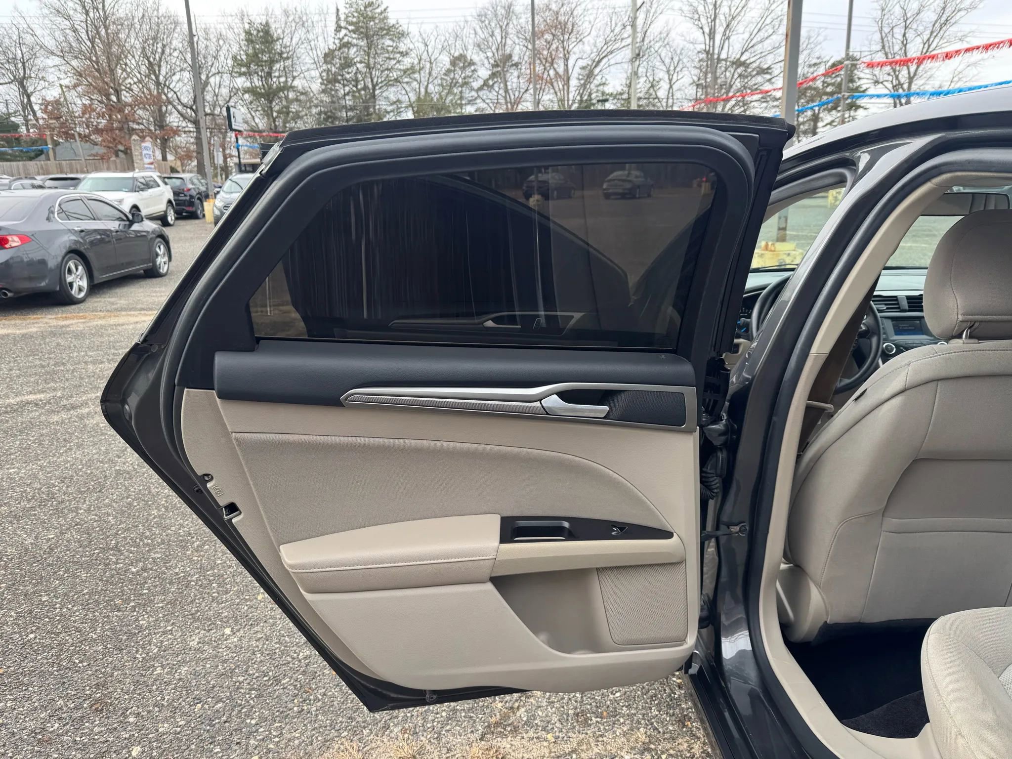 Used 2017 Ford Fusion SE image 16