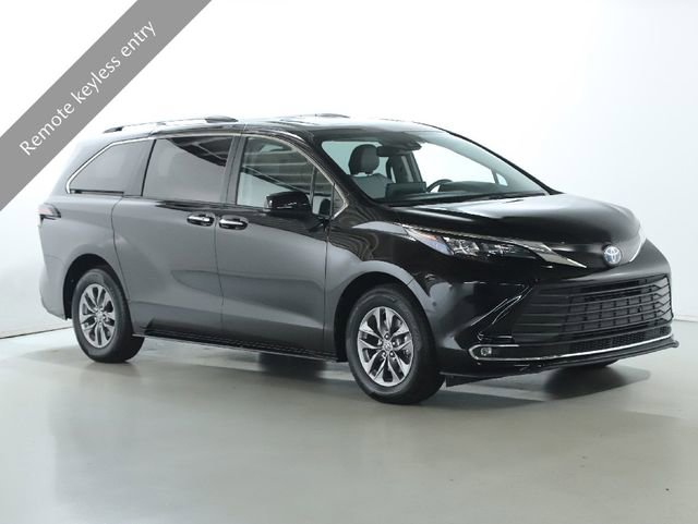 Used 2024 Toyota Sienna XLE image 4
