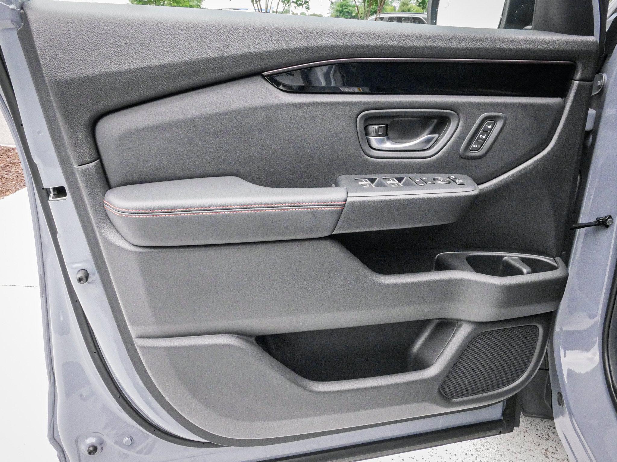 Used 2025 Honda Pilot TrailSport image 14