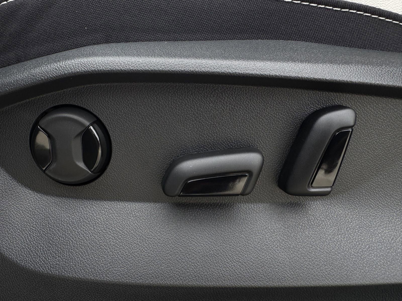 New 2026 Volkswagen Taos SE FWD image 27