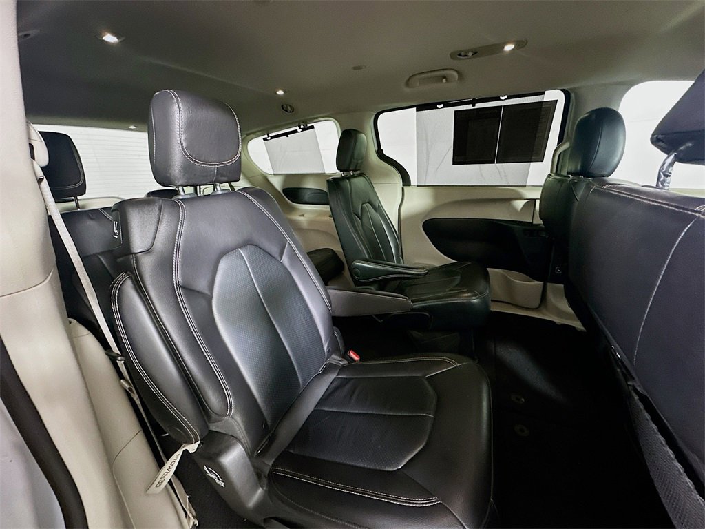 Used 2022 Chrysler Pacifica Touring-L image 11