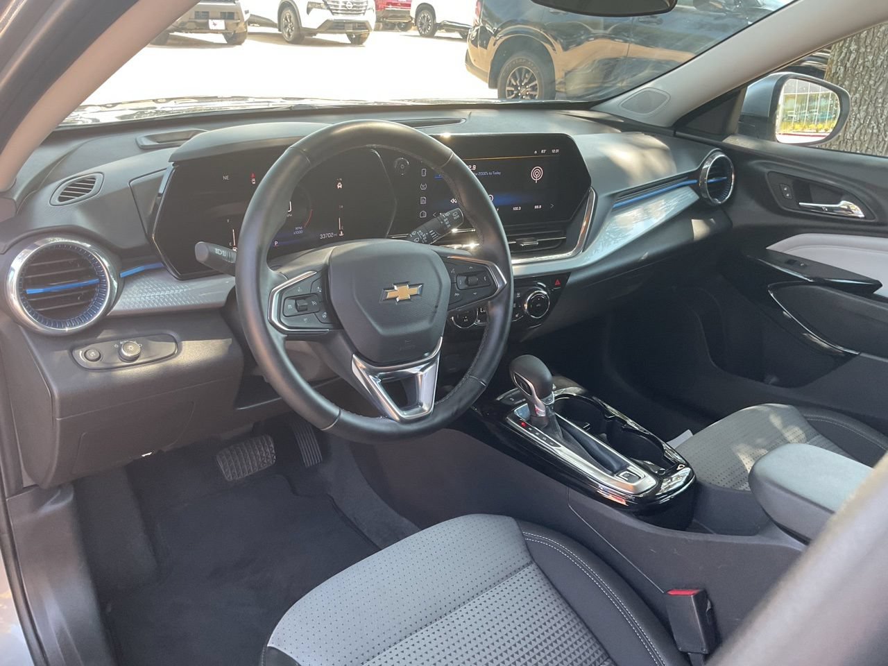 Used 2025 Chevrolet Trax LT w/ LT Convenience Package FWD image 13
