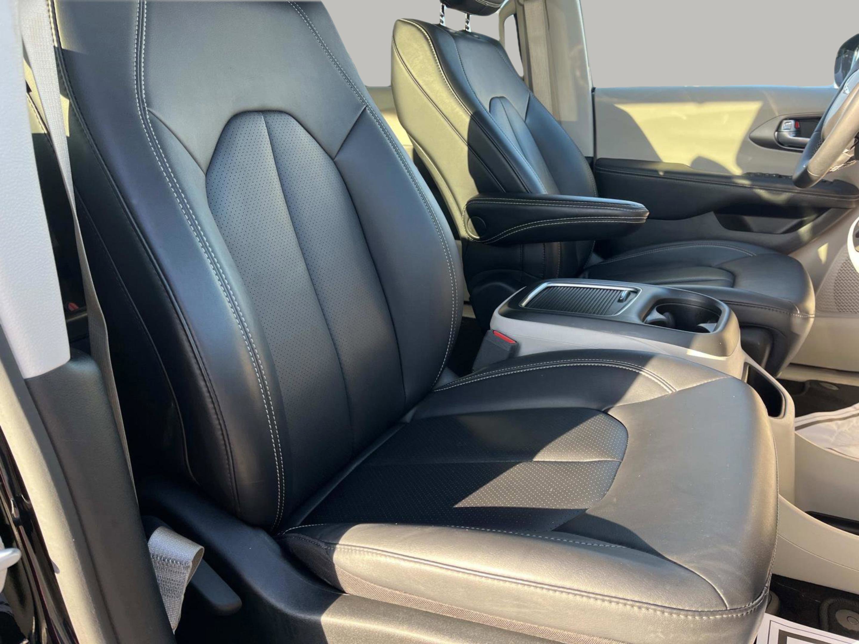 Used 2024 Chrysler Pacifica Touring-L image 28