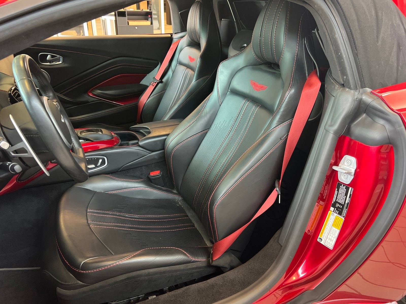 Used 2021 Aston Martin V8 Vantage Roadster RWD image 30