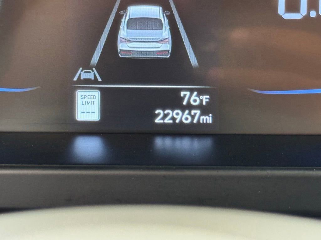 Used 2025 Hyundai Elantra Sport image 3