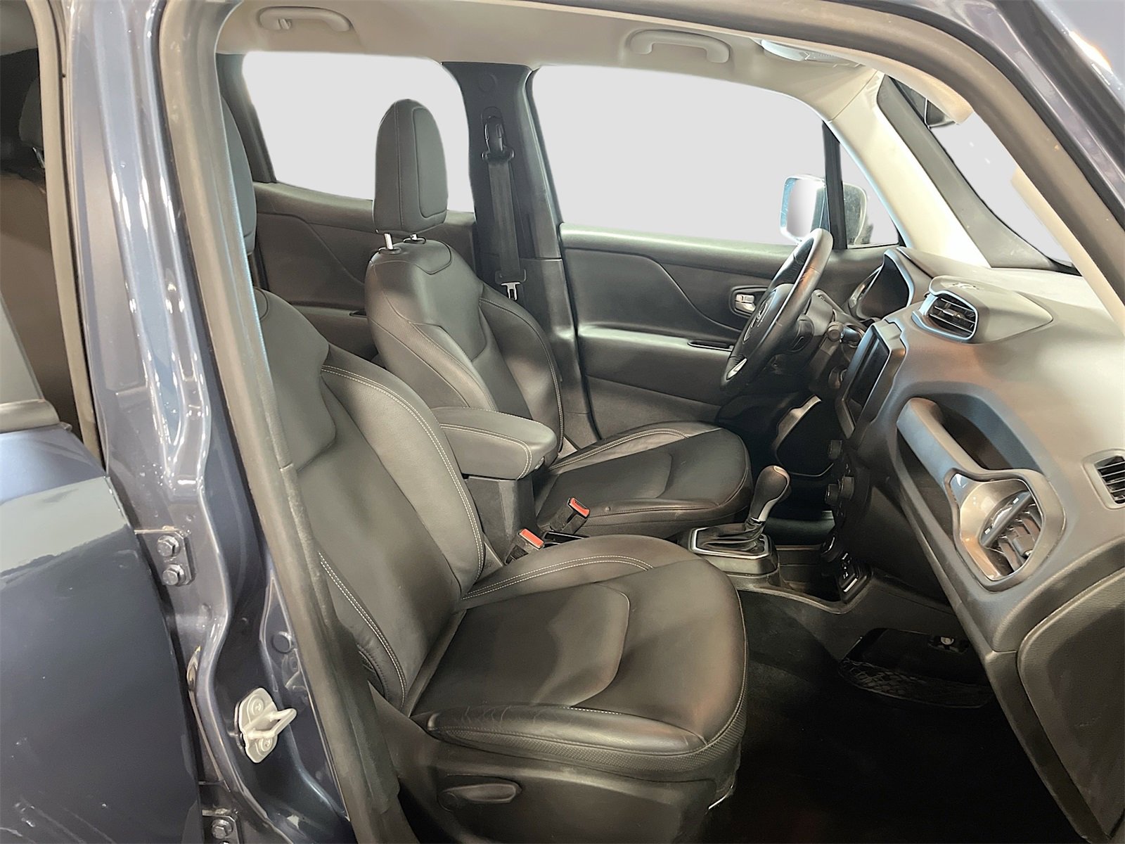 Used 2023 Jeep Renegade Limited image 29