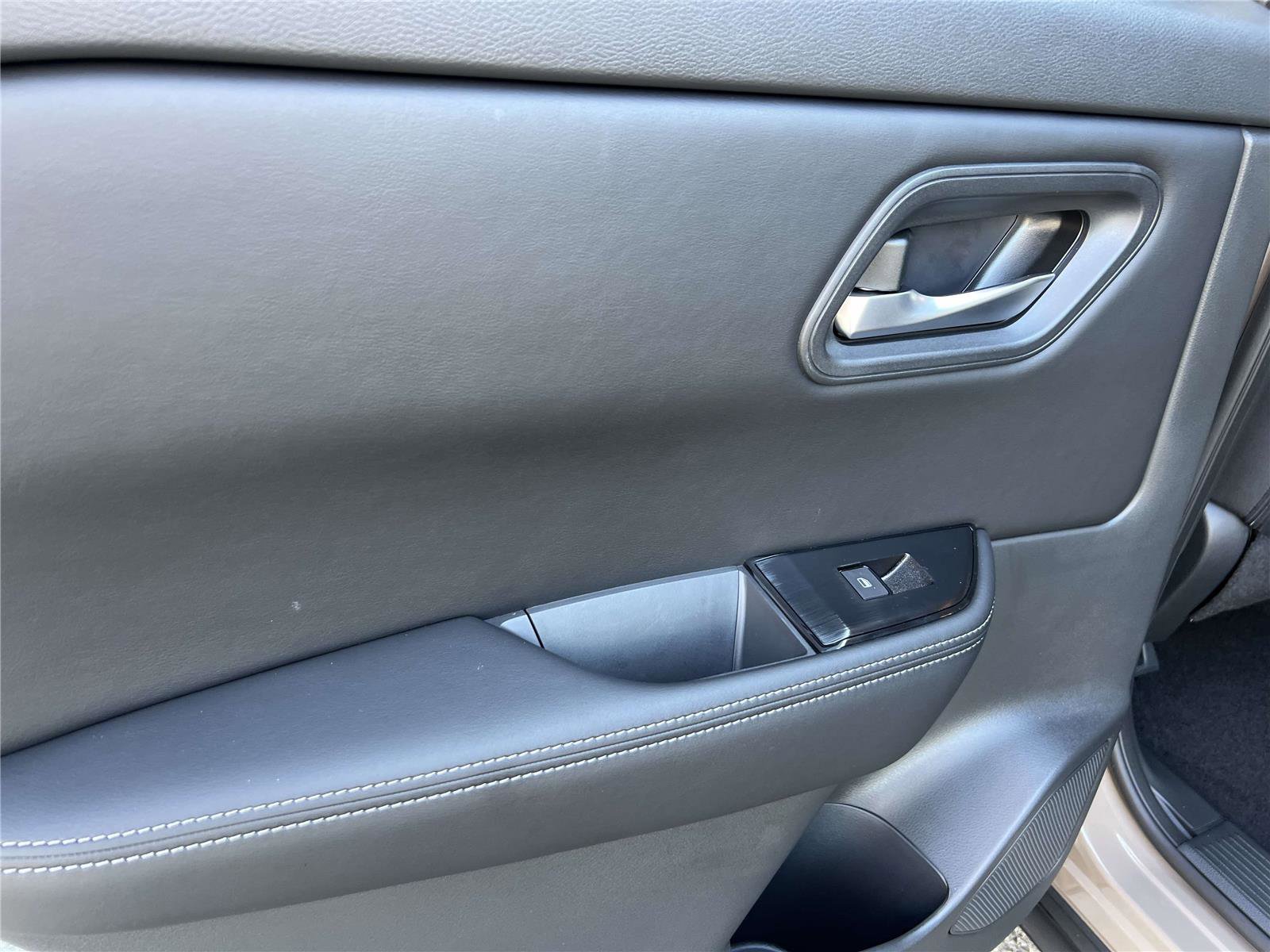 Used 2025 Nissan Rogue SV image 17