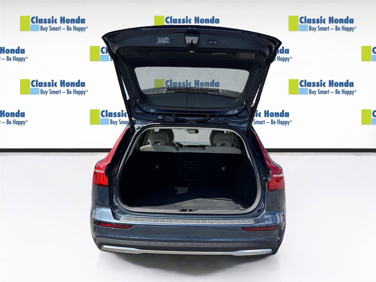 Used 2025 Volvo V60 B5 Cross Country Plus AWD/4WD image 30