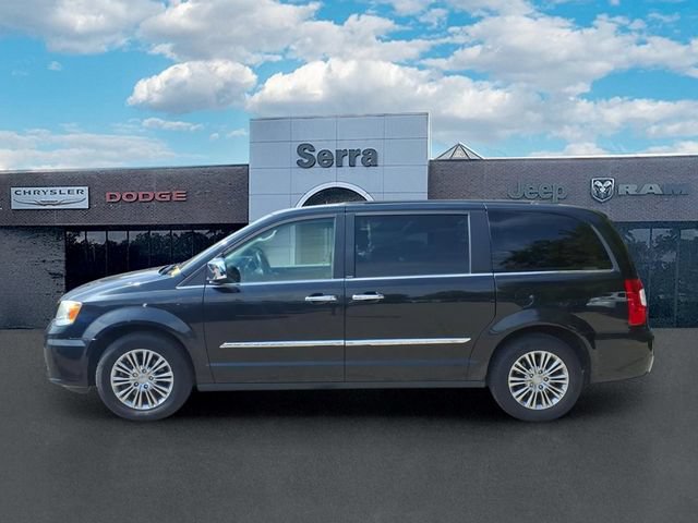 Used 2013 Chrysler Town & Country Touring-L w/ Driver Convenience Group FWD image 4