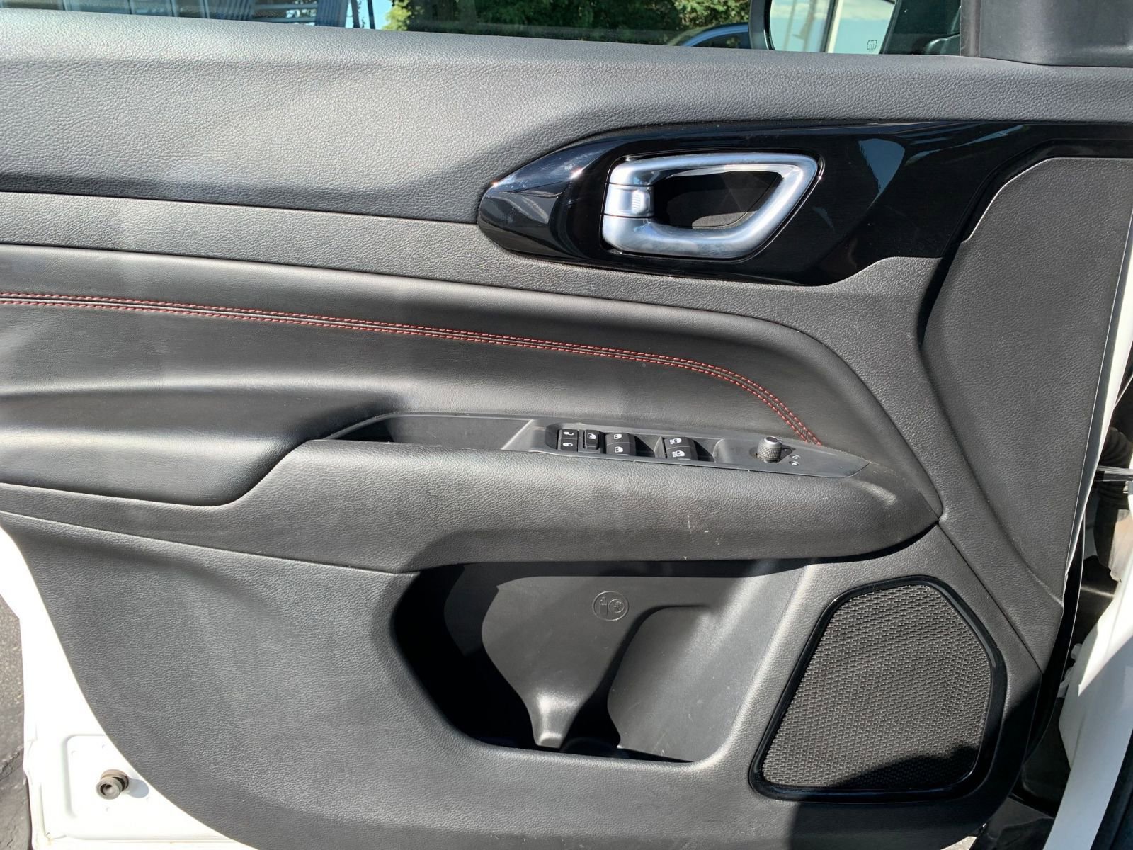 Used 2025 Jeep Compass Trailhawk image 20