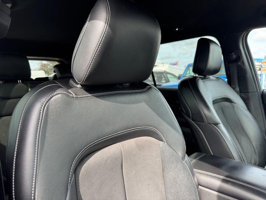 Used 2023 Jeep Grand Cherokee L Laredo RWD image 3