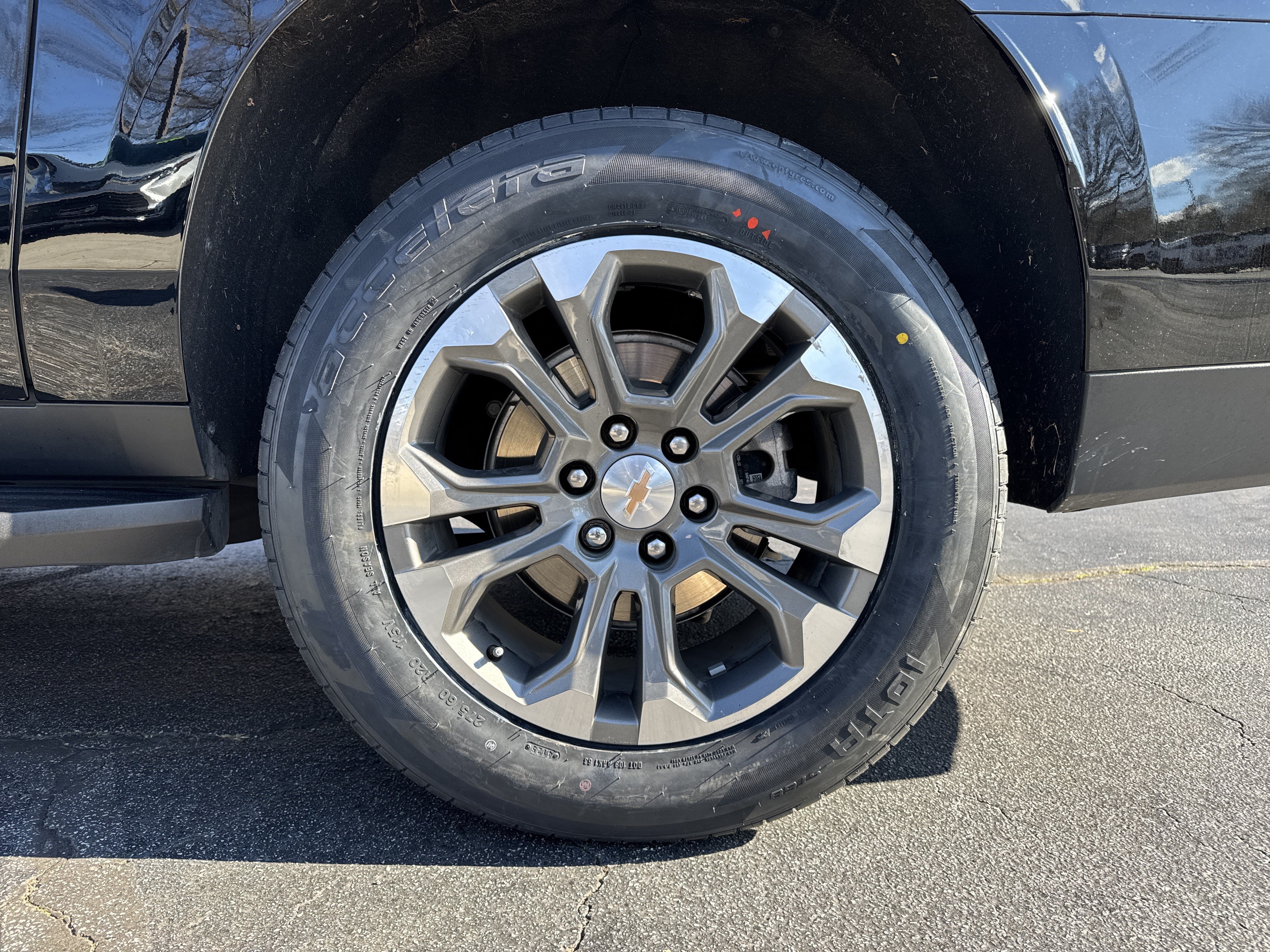 Used 2025 Chevrolet Suburban LT w/ Comfort Package RWD image 22