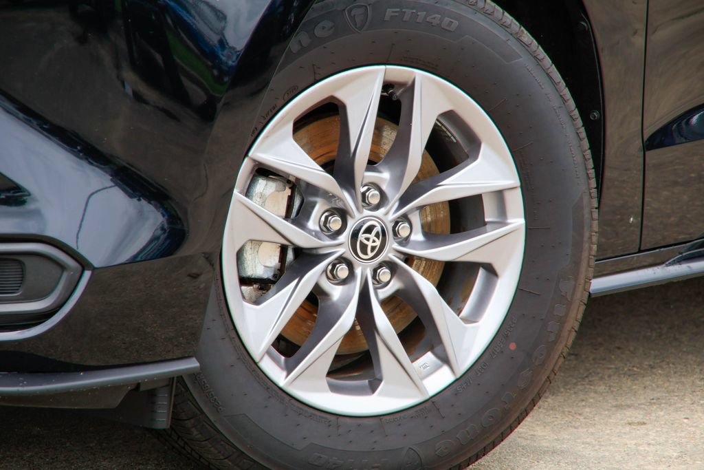 Used 2026 Toyota Sienna LE FWD image 32