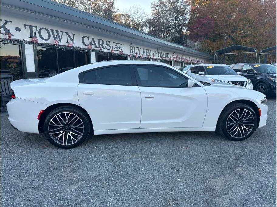 Used 2019 Dodge Charger SXT image 5
