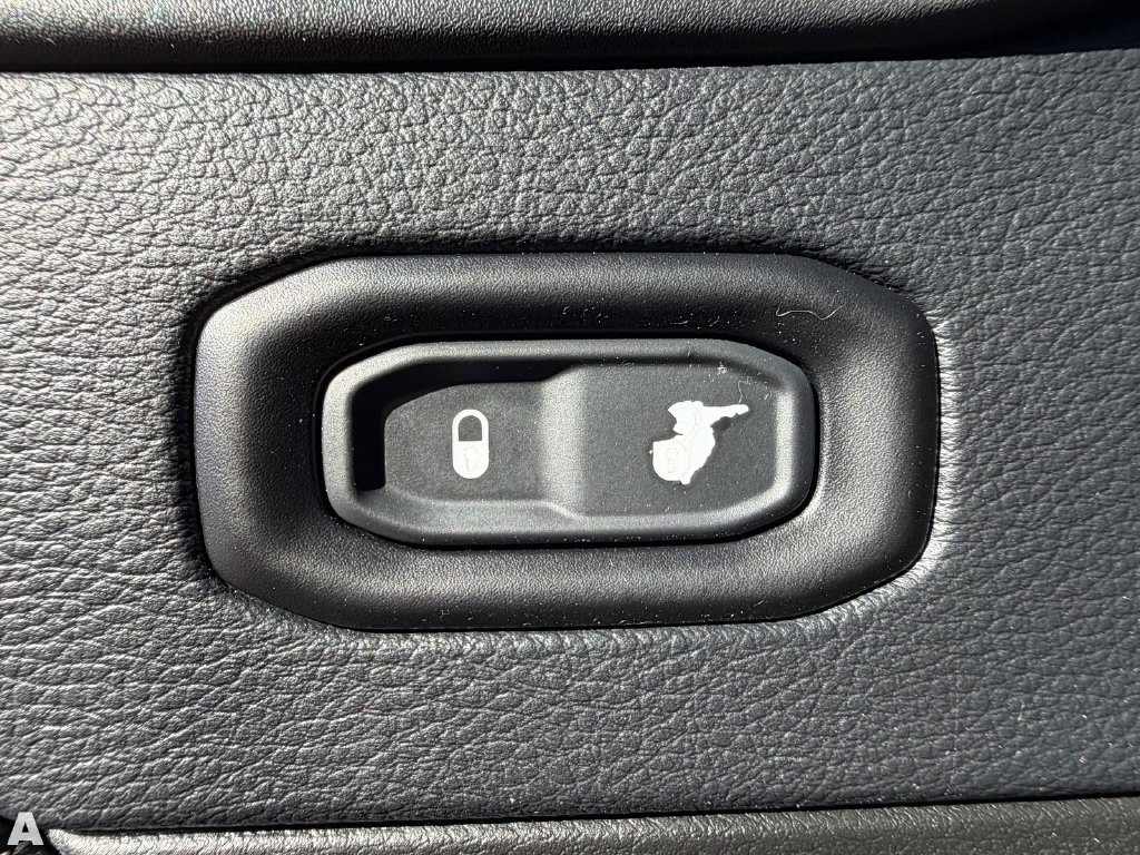 Used 2019 Jeep Wrangler Unlimited Sahara AWD/4WD image 17