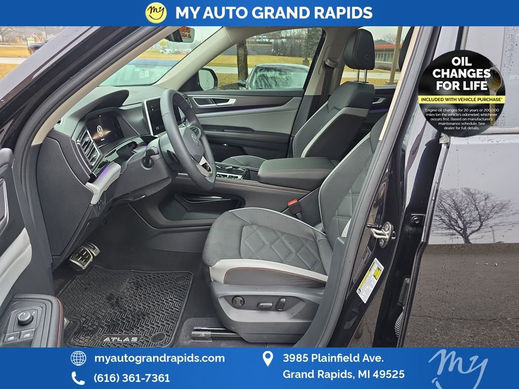 Used 2024 Volkswagen Atlas Peak Edition SE image 9