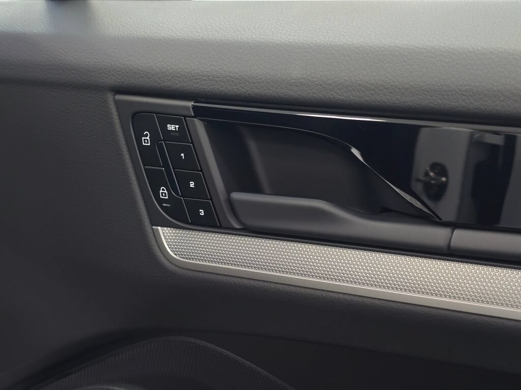 Certified 2025 Porsche Cayenne Coupe AWD/4WD image 29