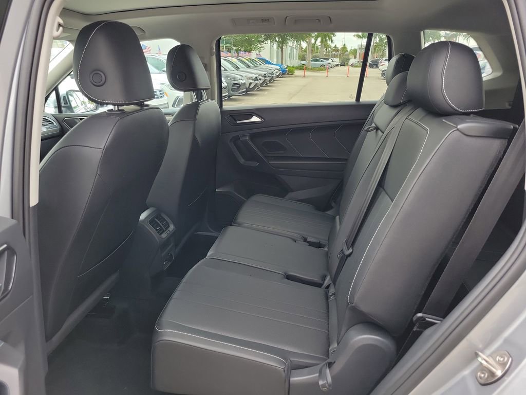 Used 2023 Volkswagen Tiguan SE w/ Panoramic Sunroof Package FWD image 8