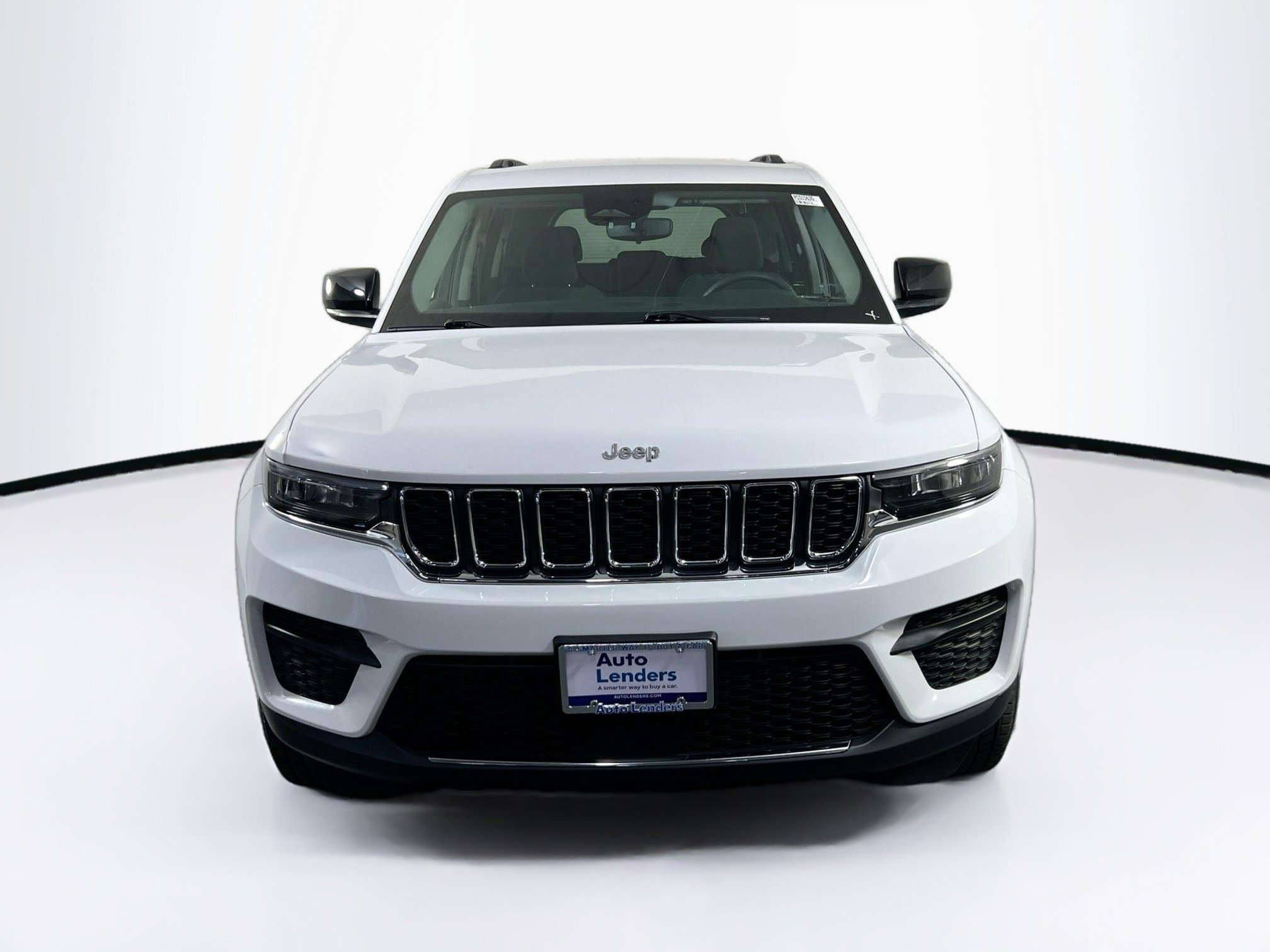 Used 2023 Jeep Grand Cherokee Laredo AWD/4WD image 2