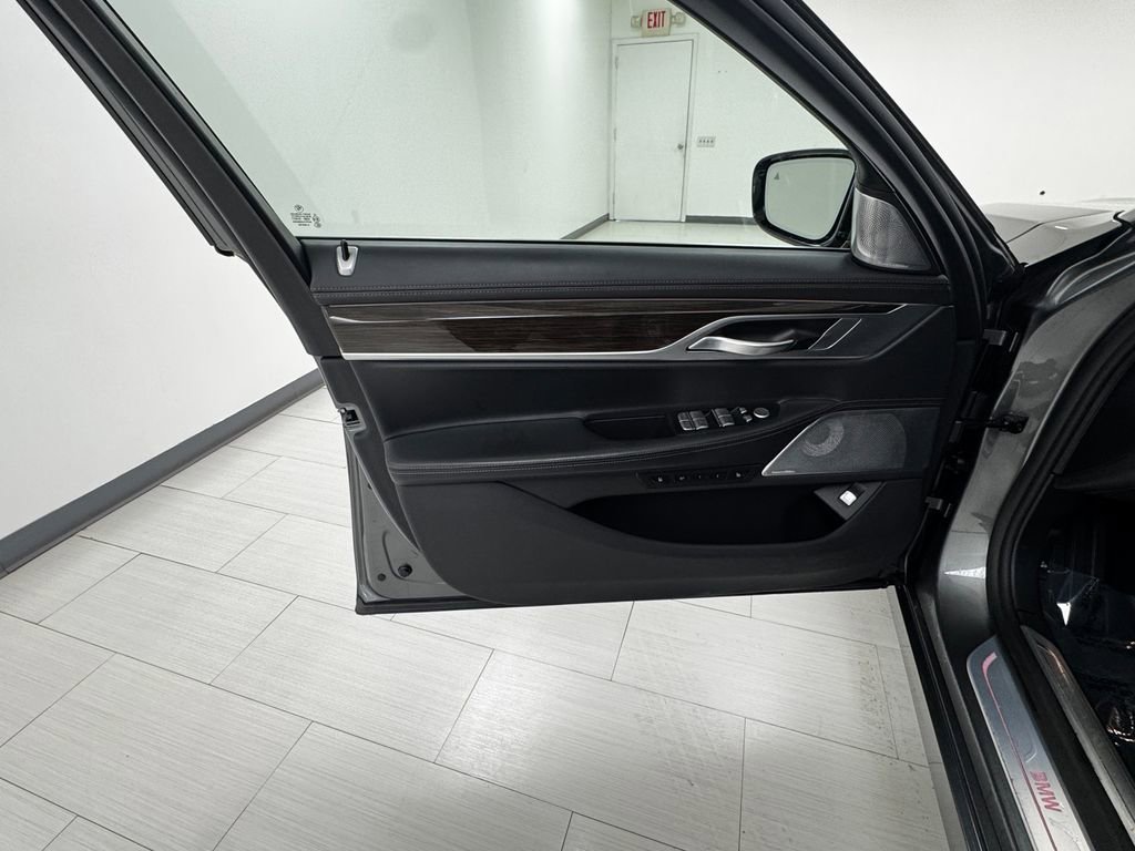 Used 2019 BMW 750i xDrive w/ Executive Package image 9