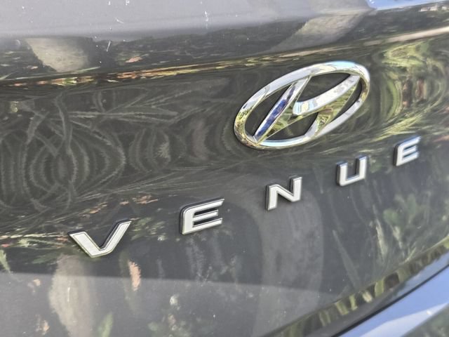 Used 2022 Hyundai Venue Limited w/ Cargo Package FWD image 9
