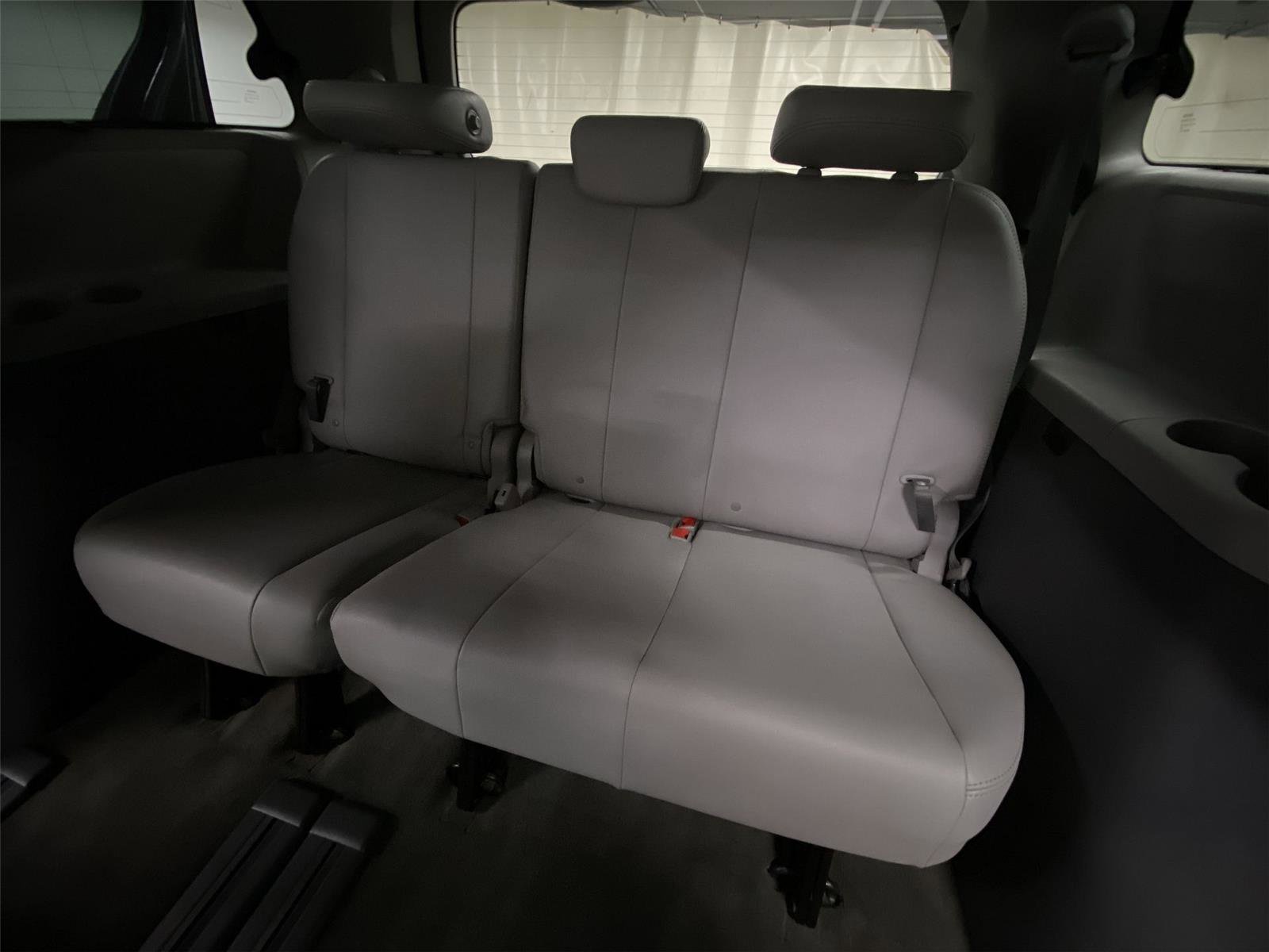 Used 2018 Toyota Sienna XLE image 30