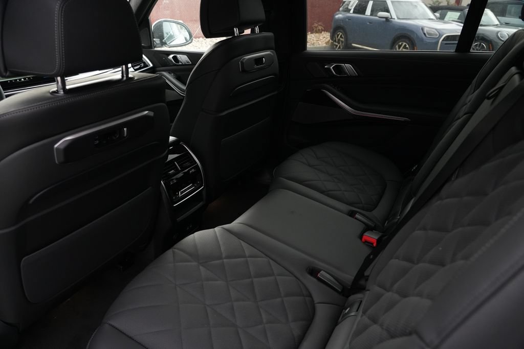 Used 2027 BMW X7 xDrive40i w/ M Sport Package AWD/4WD image 13