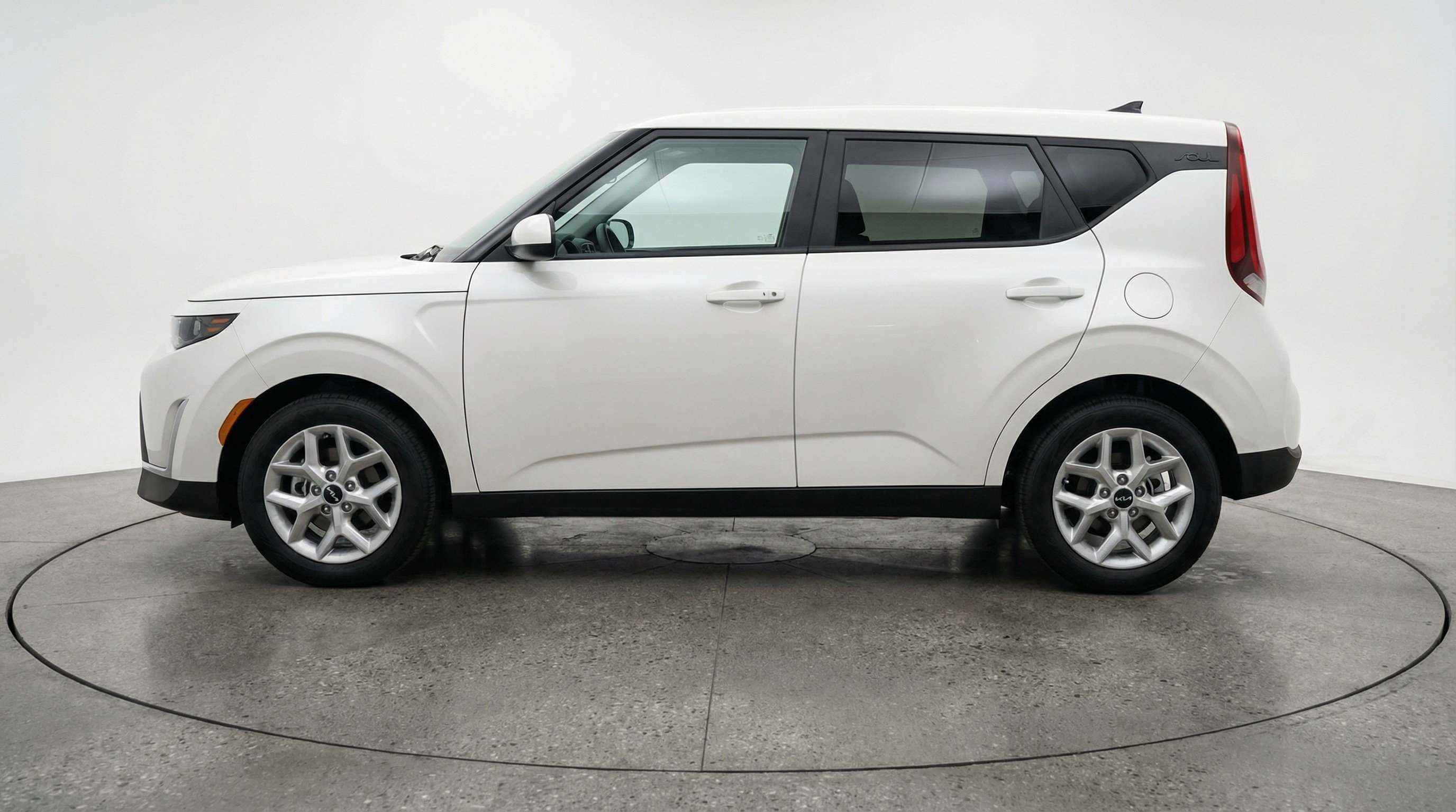 Used 2025 Kia Soul LX w/ LX Technology Package FWD image 5