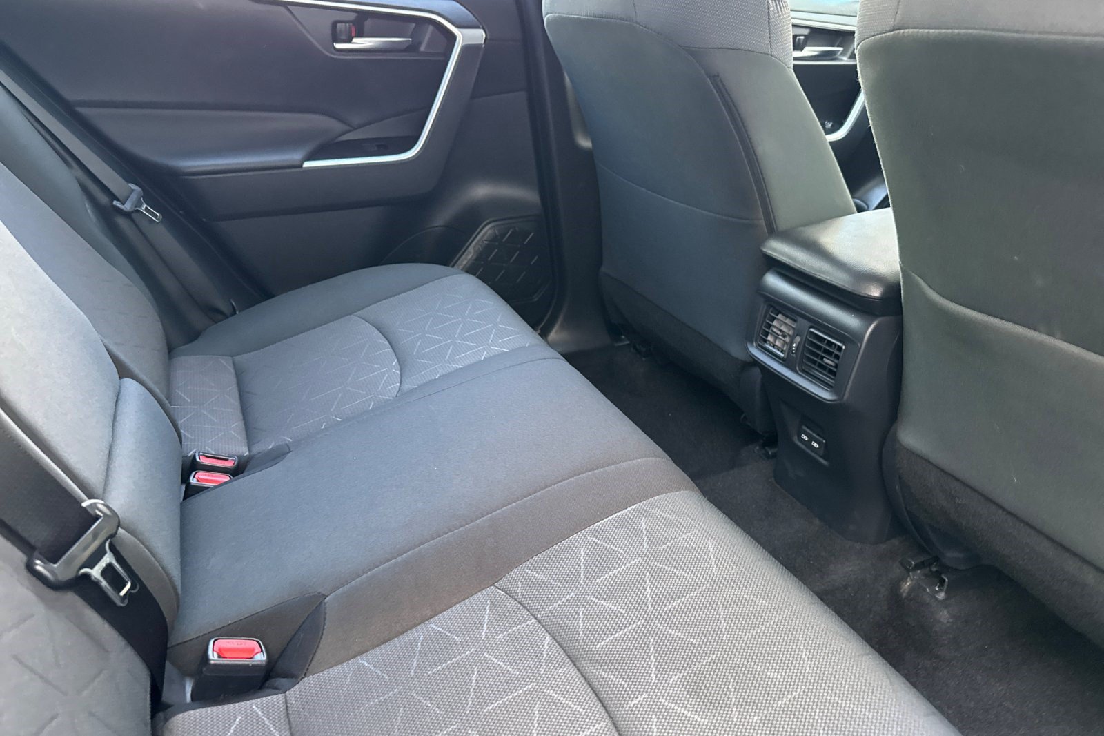 Used 2025 Toyota RAV4 XLE FWD image 31