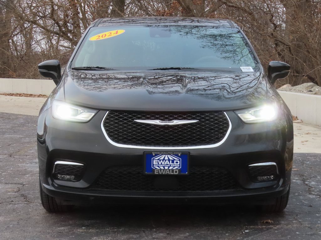 Certified 2024 Chrysler Pacifica Touring-L FWD image 13
