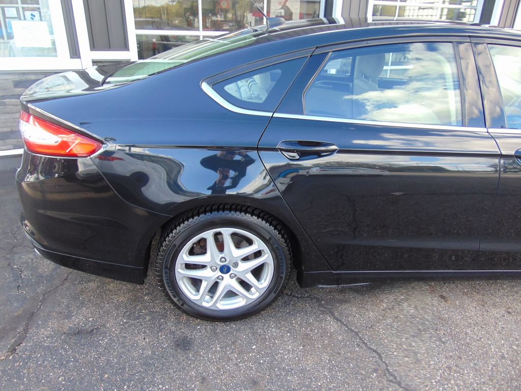 Used 2015 Ford Fusion SE FWD image 10