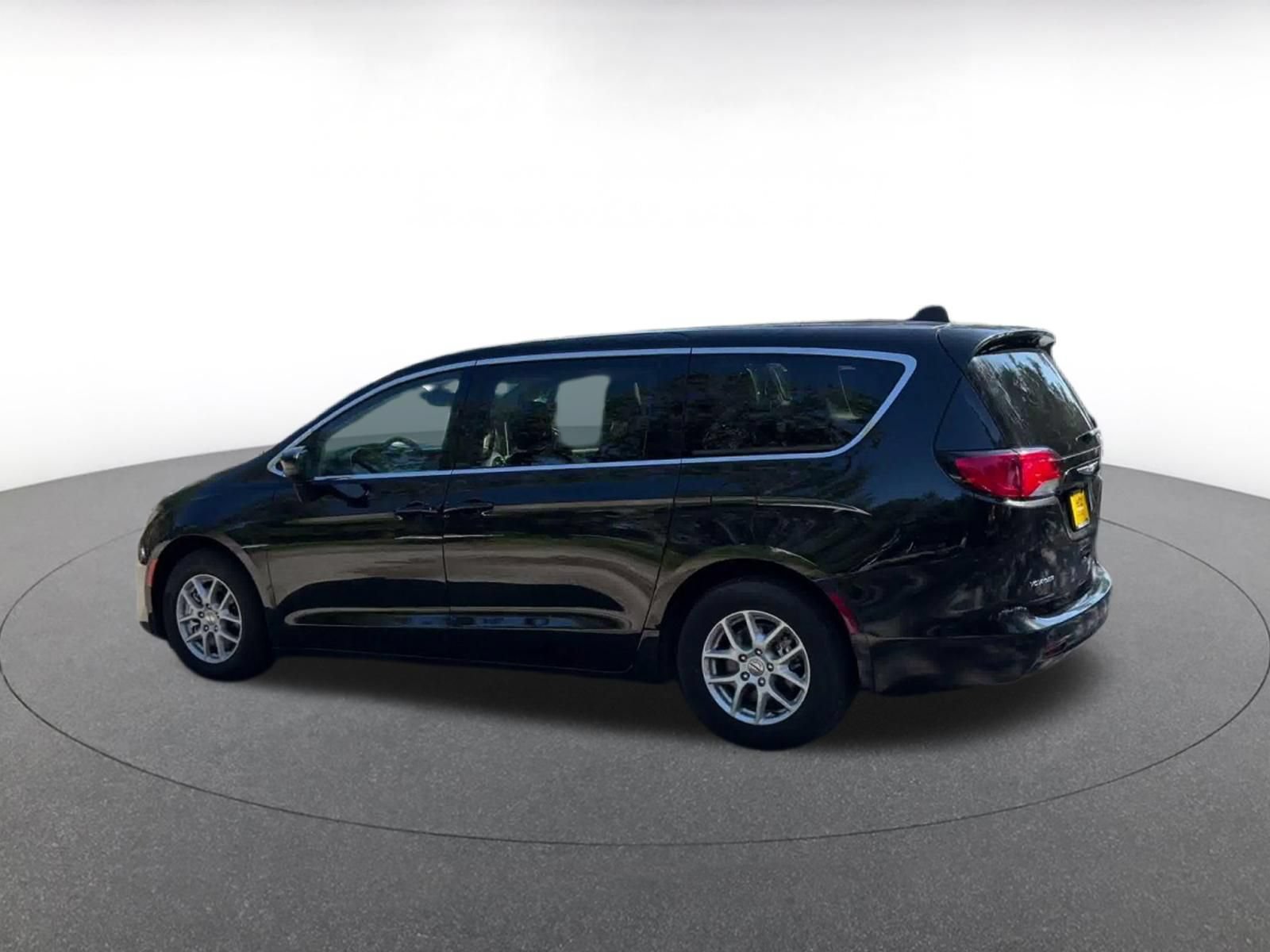Used 2024 Chrysler Voyager LX FWD image 9