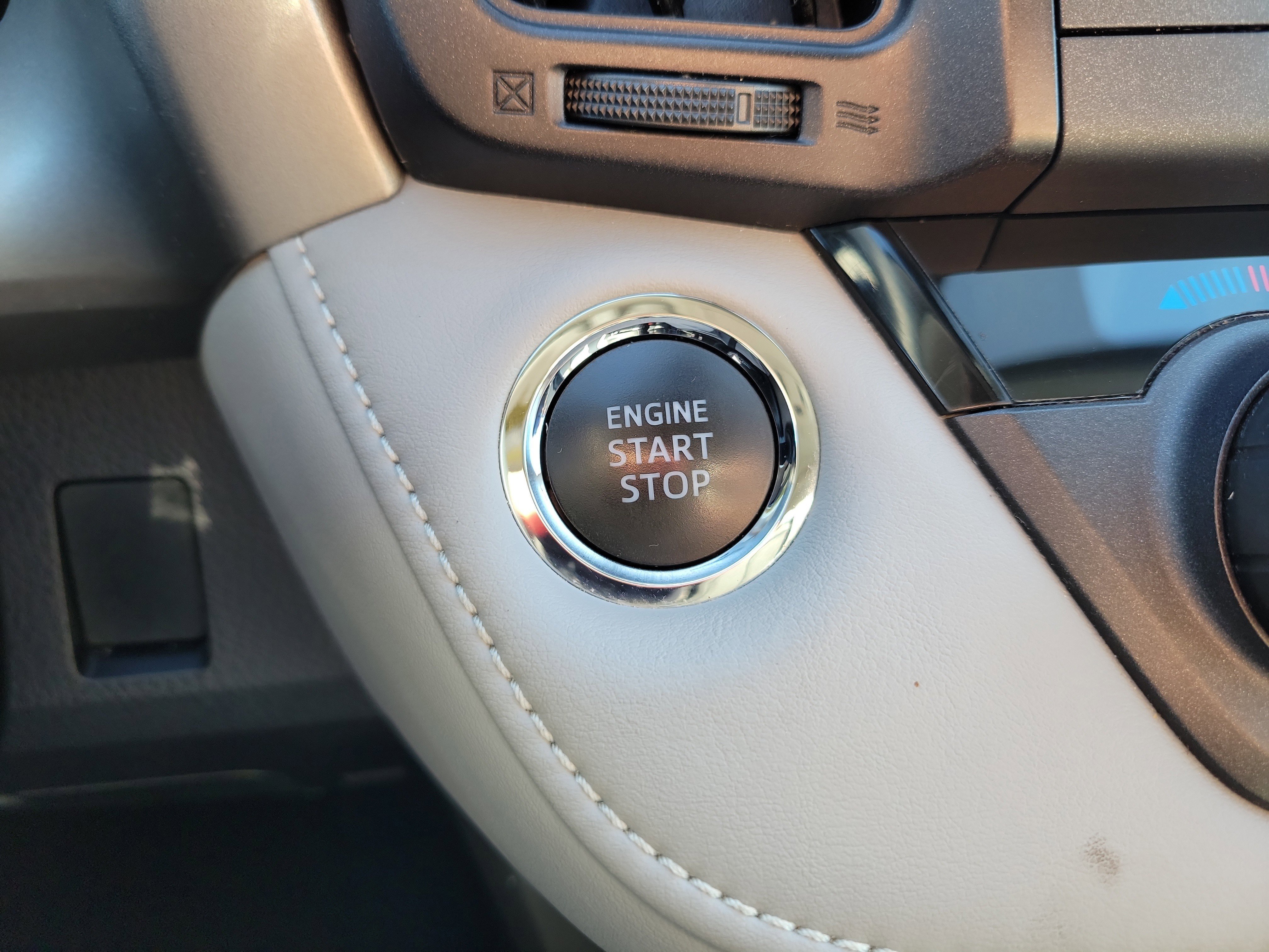 Used 2016 Toyota RAV4 Limited image 32