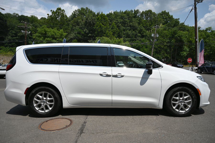 Used 2024 Chrysler Pacifica Touring-L FWD image 6