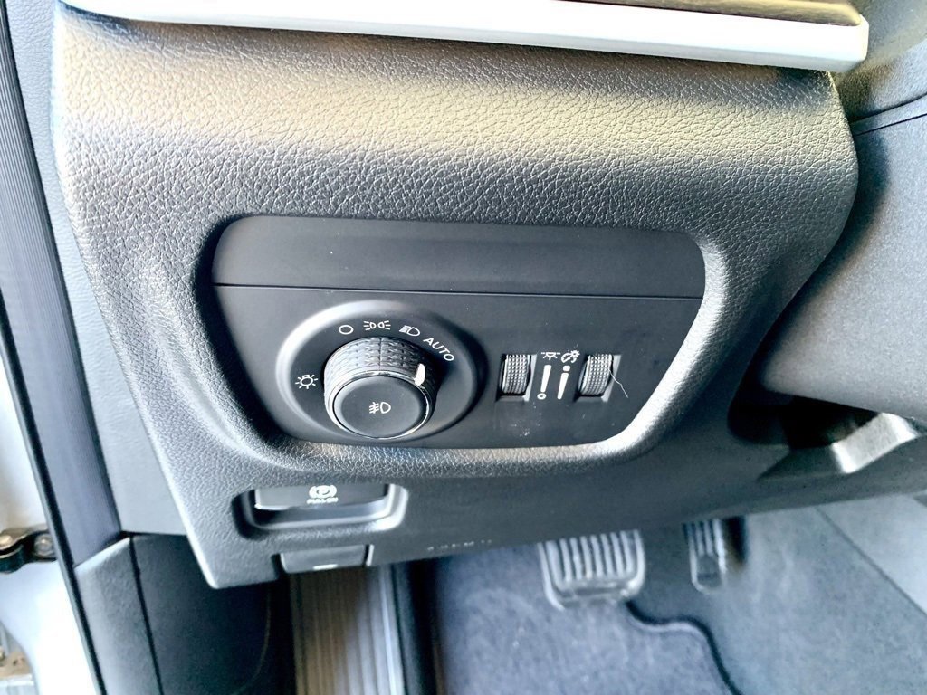 Used 2025 Jeep Grand Cherokee Limited image 32