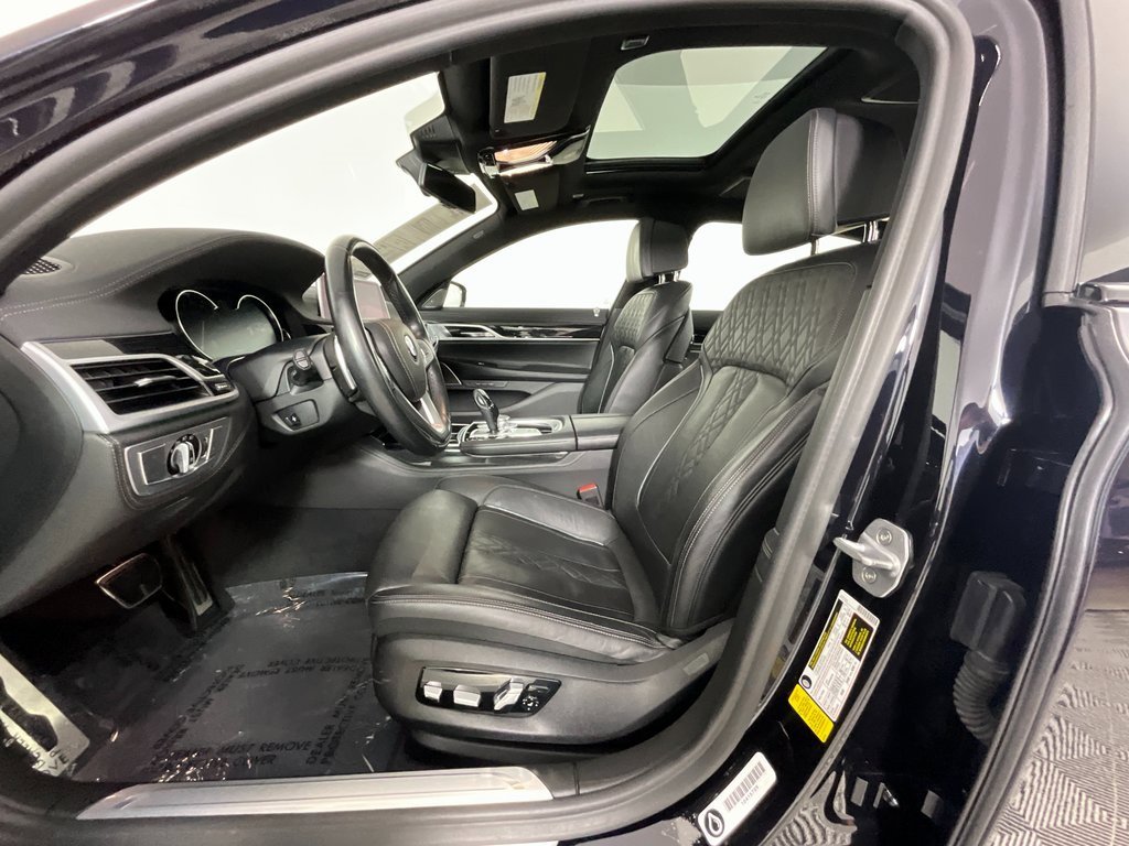 Used 2019 BMW 750i image 16
