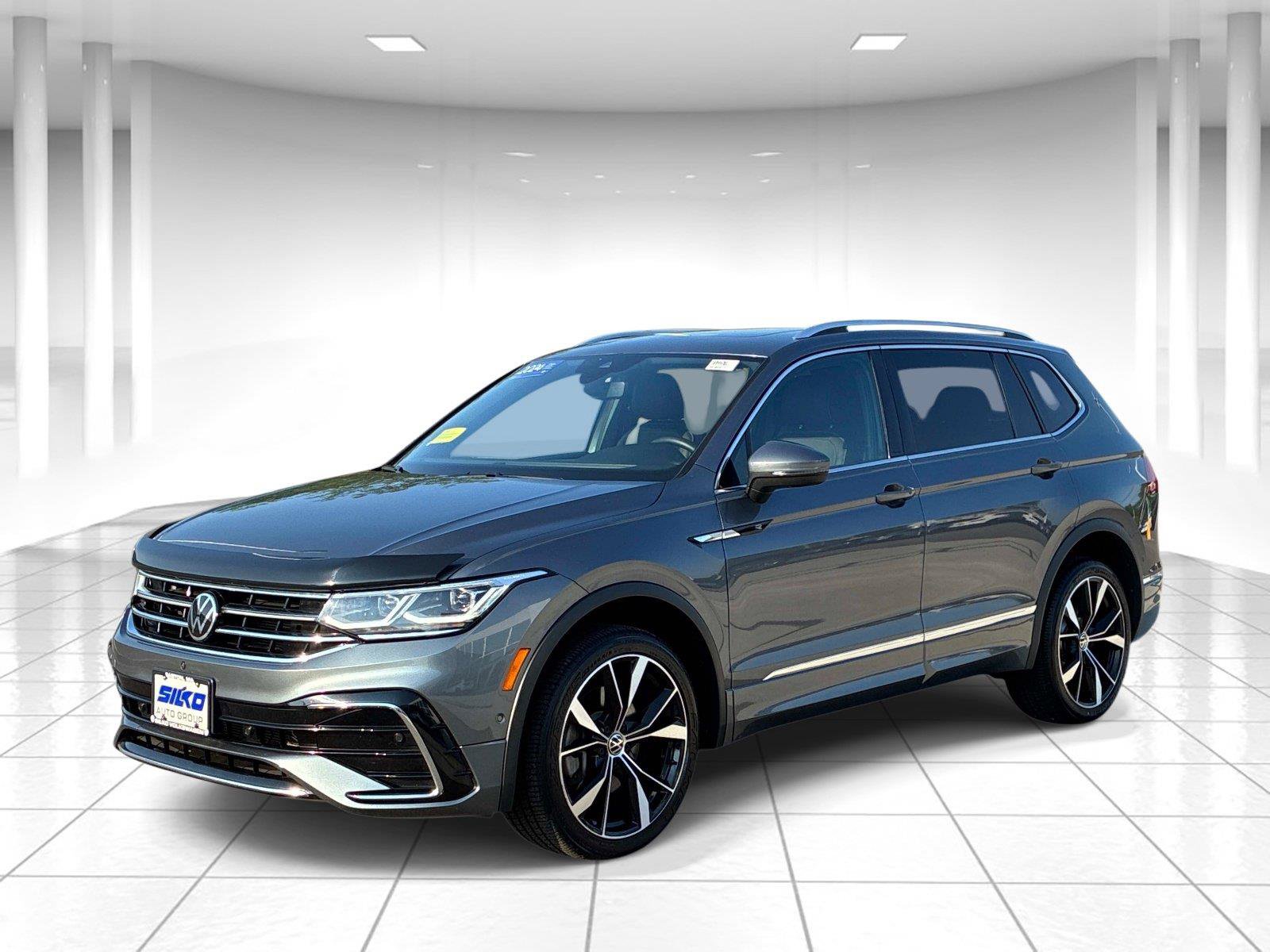 Certified 2024 Volkswagen Tiguan SEL R-Line AWD/4WD image 3